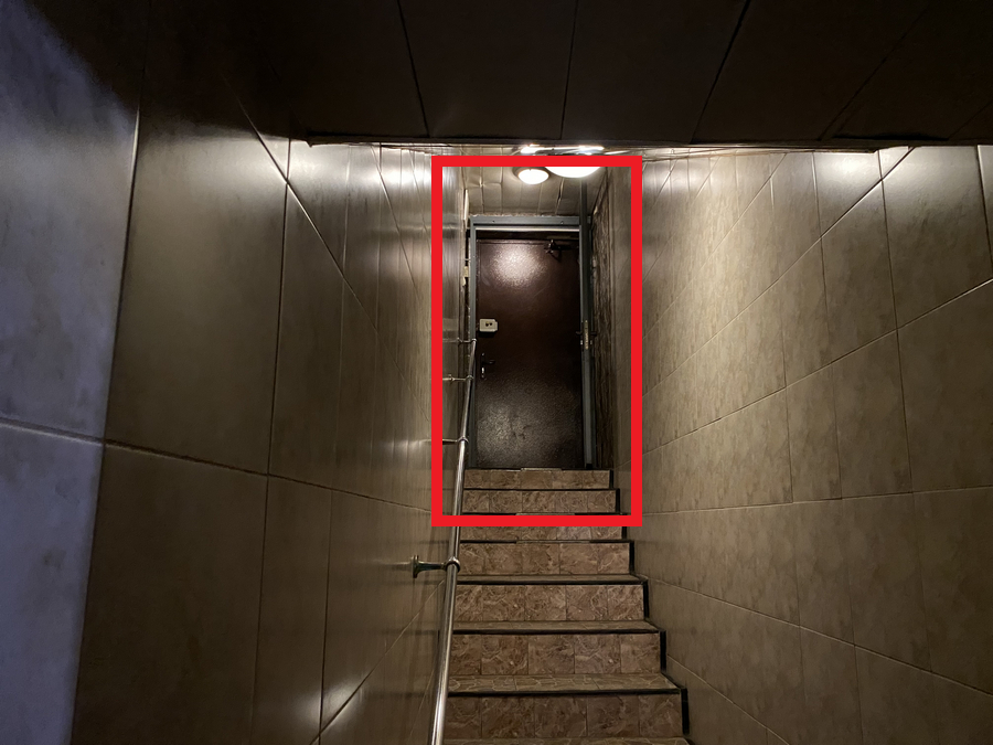 ГП16842394.Нежилое помещение.Фасад здания с выделенными окнами реализуемого объекта.png