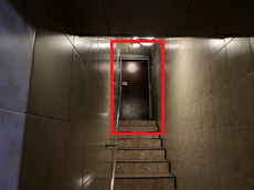 ГП16842394.Нежилое помещение.Фасад здания с выделенными окнами реализуемого объекта.png