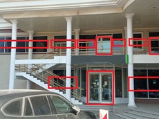 ГП16927216.Нежилое помещение.Фасад здания с выделенными окнами реализуемого объекта.jpg