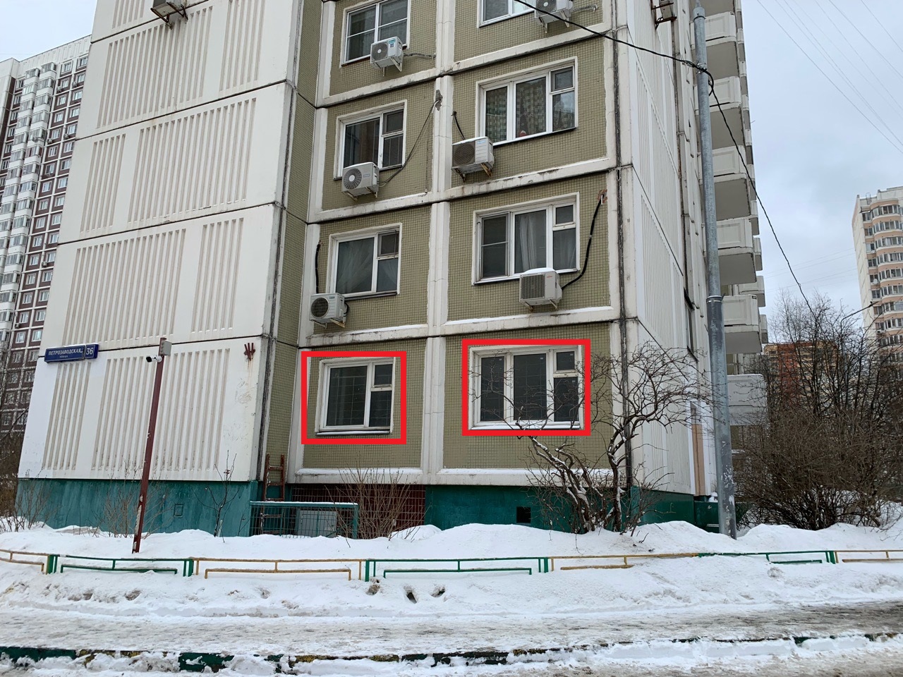 ГП16903369.Нежилое помещение.Фасад здания с выделенными окнами реализуемого объекта.JPG