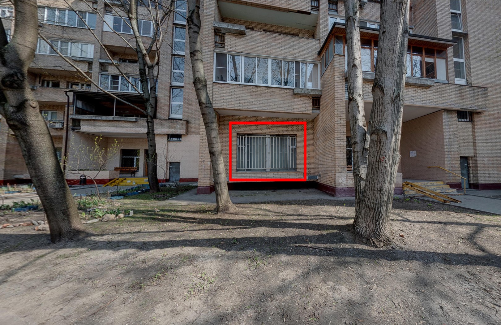 ГП16924322.Нежилое помещение.Фасад здания с выделенными окнами реализуемого объекта_2.jpg