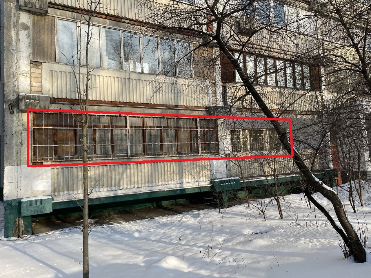 ГП16820536.Нежилое помещение.Фасад здания с выделенными окнами реализуемого объекта_2.jpg