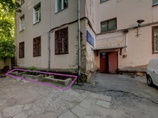 Нежилое помещение.Фасад здания с выделенными окнами реализуемого объекта.Москва, ул. Лётчика Бабушкина, д. 38, корп. 2 - подвал _0.jpg