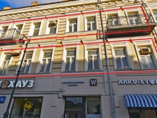 ГП16932047.Нежилое помещение.Фасад здания с выделенными окнами реализуемого объекта.jpg