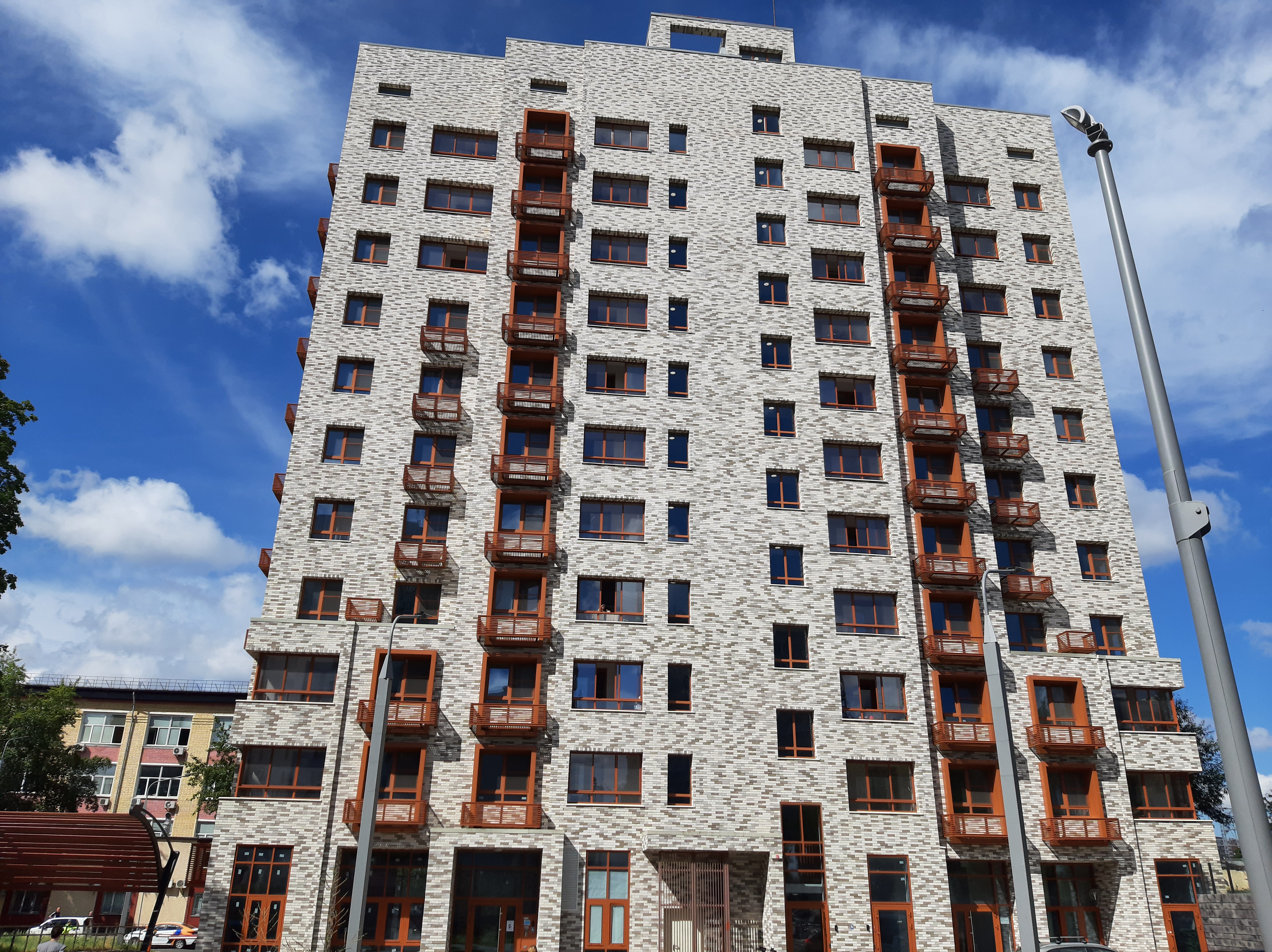 ГП16917860.Машино-место.Фасад здания с выделенными окнами реализуемого объекта.jpg