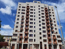ГП16917860.Машино-место.Фасад здания с выделенными окнами реализуемого объекта.jpg