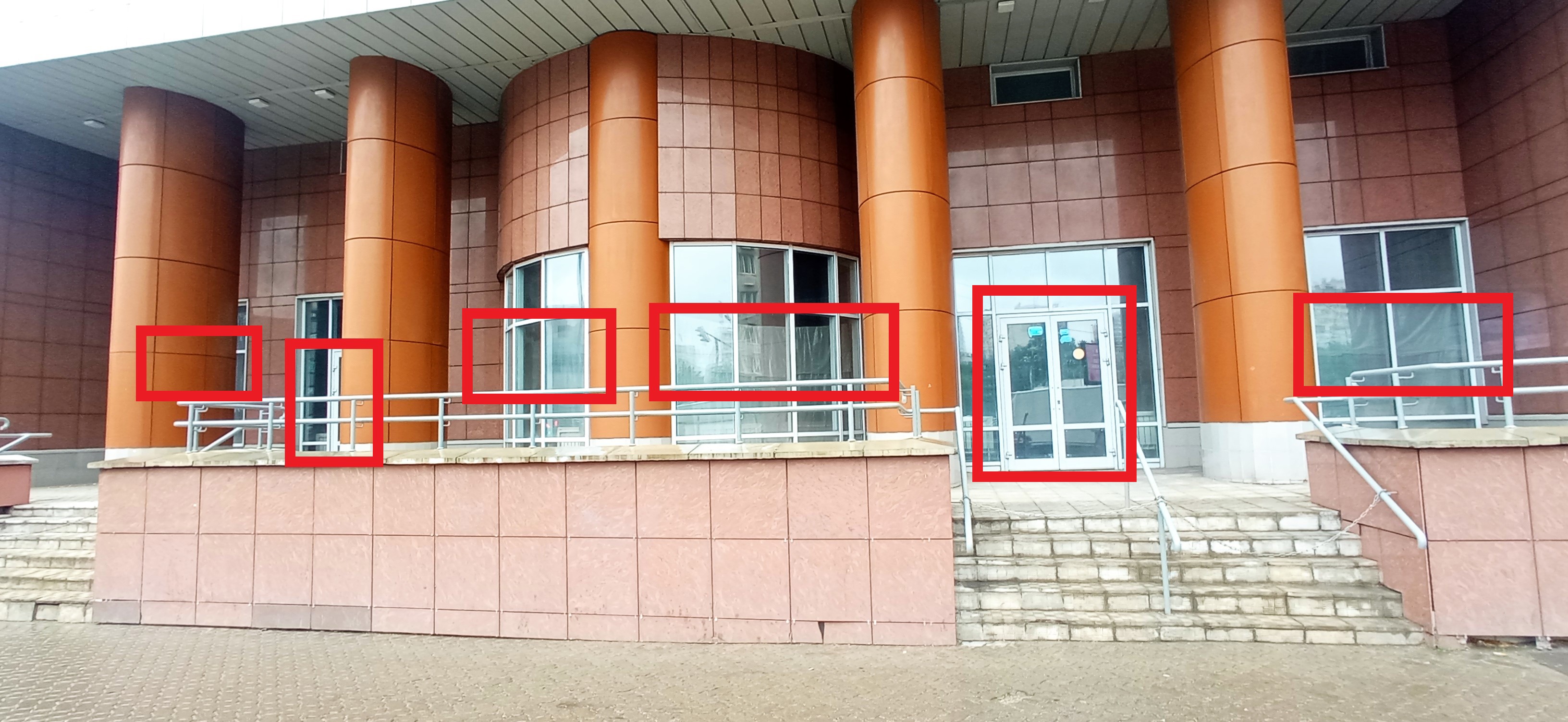ГП16929867.Нежилое помещение.Фасад здания с выделенными окнами реализуемого объекта.jpg