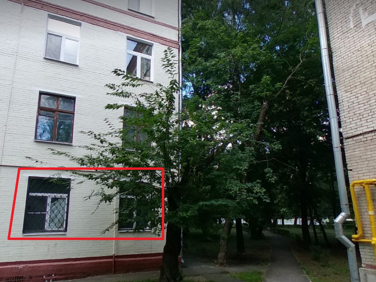 ГП16935229.Комната.Фасад здания с выделенными окнами реализуемого объекта.jpg