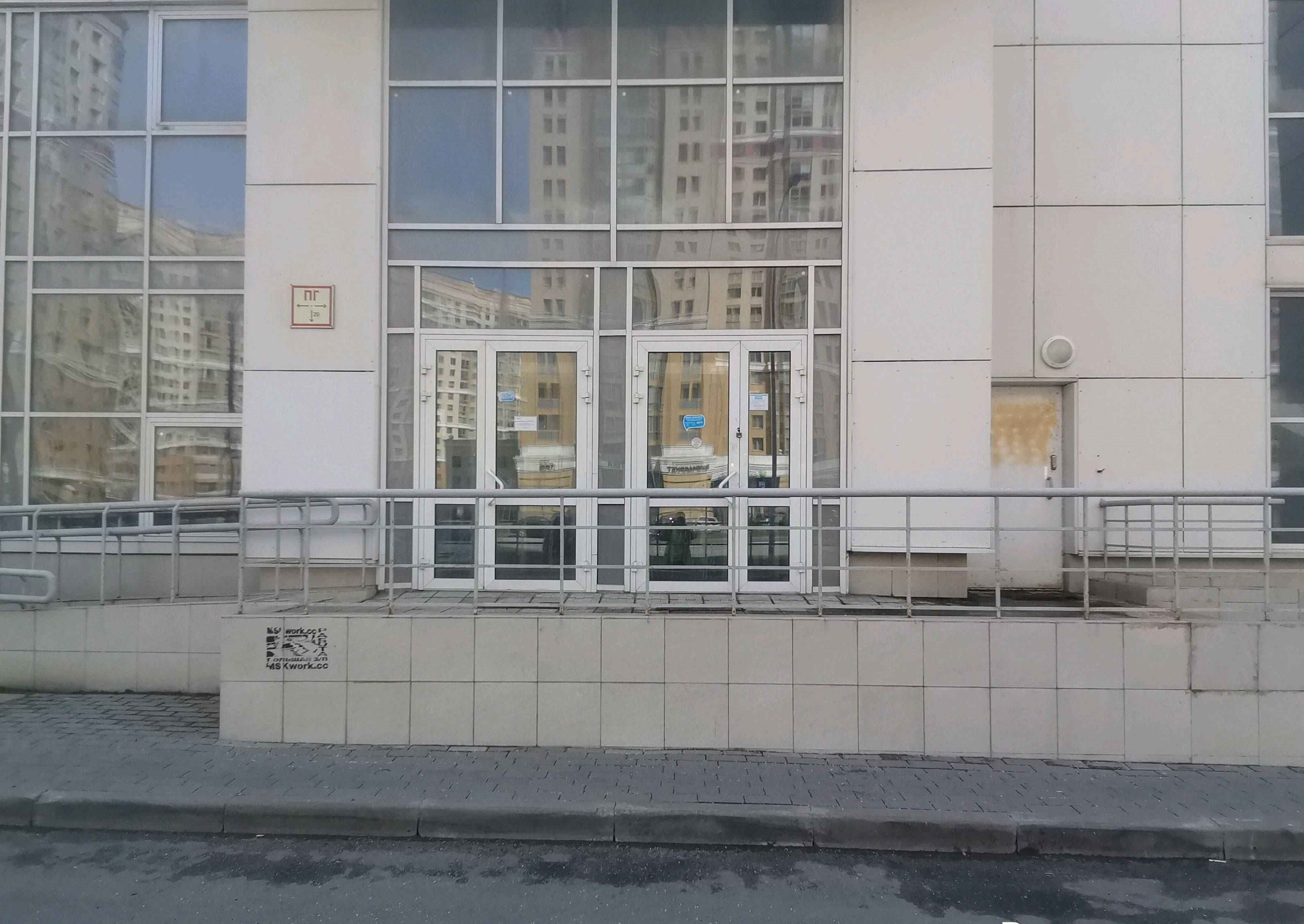 Нежилое помещение.Фасад здания с выделенными окнами реализуемого объекта.г. Москва, ул. Мосфильмовская, Дом 55 - Этаж _ 2 Этаж _ 2.jpg