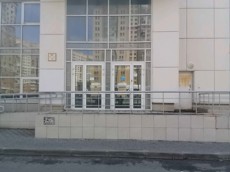 Нежилое помещение.Фасад здания с выделенными окнами реализуемого объекта.г. Москва, ул. Мосфильмовская, Дом 55 - Этаж _ 2 Этаж _ 2.jpg