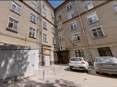 Нежилое помещение.Фасад здания с выделенными окнами реализуемого объекта.г. Москва, ул. Винокурова, Дом 10 Корпус 1 - Подвал _ 0 Подвал _ 0.jpg