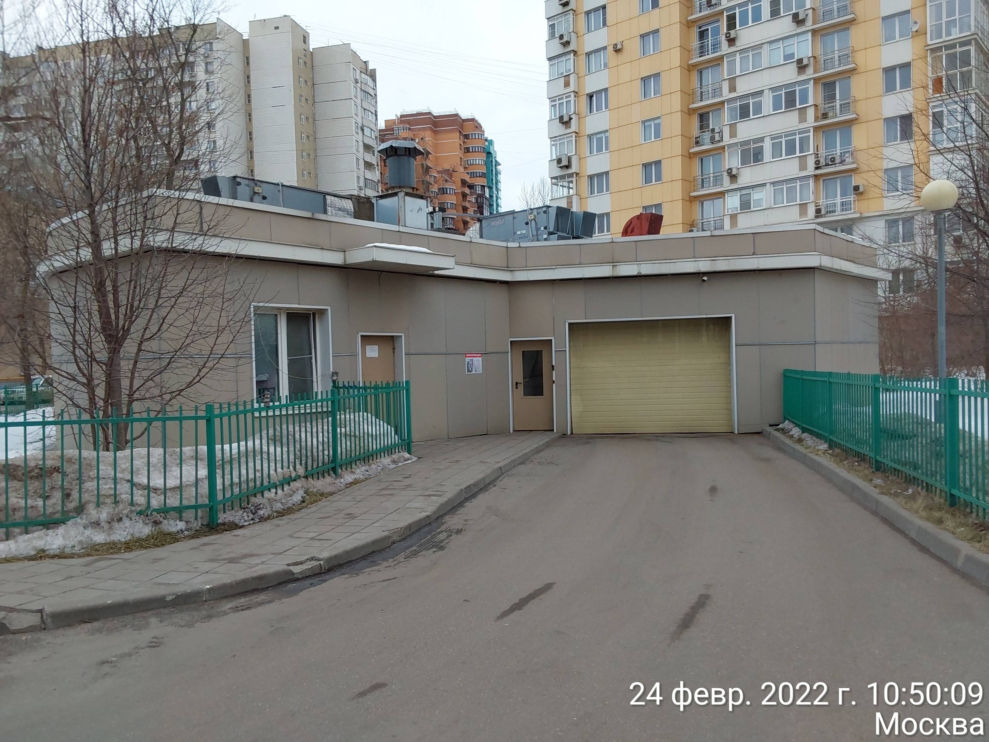 ГП16819100.Машино-место.Фасад здания с выделенными окнами реализуемого объекта.jpg
