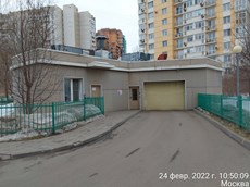 ГП16819100.Машино-место.Фасад здания с выделенными окнами реализуемого объекта.jpg