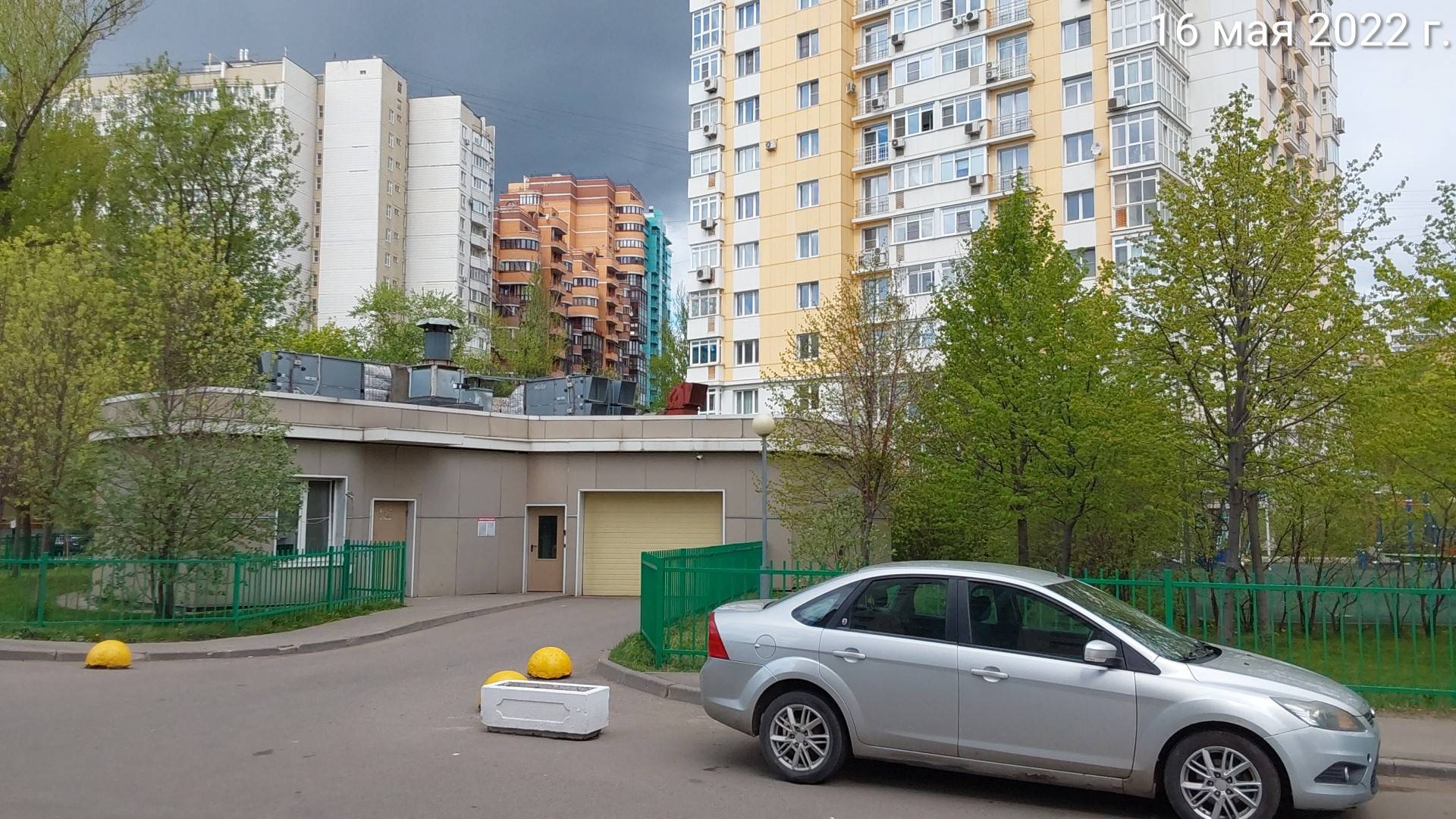 Машино-место.Фасад здания с выделенными окнами реализуемого объекта.город Москва, 2-я Филёвская улица, дом 8, сооружение 1 - подвал 3 машино-место 423.jpg