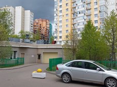 Машино-место.Фасад здания с выделенными окнами реализуемого объекта.город Москва, 2-я Филёвская улица, дом 8, сооружение 1 - подвал 3 машино-место 423.jpg