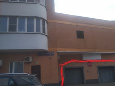 ГП16869276.Нежилое помещение.Фасад здания с выделенными окнами реализуемого объекта.jpeg