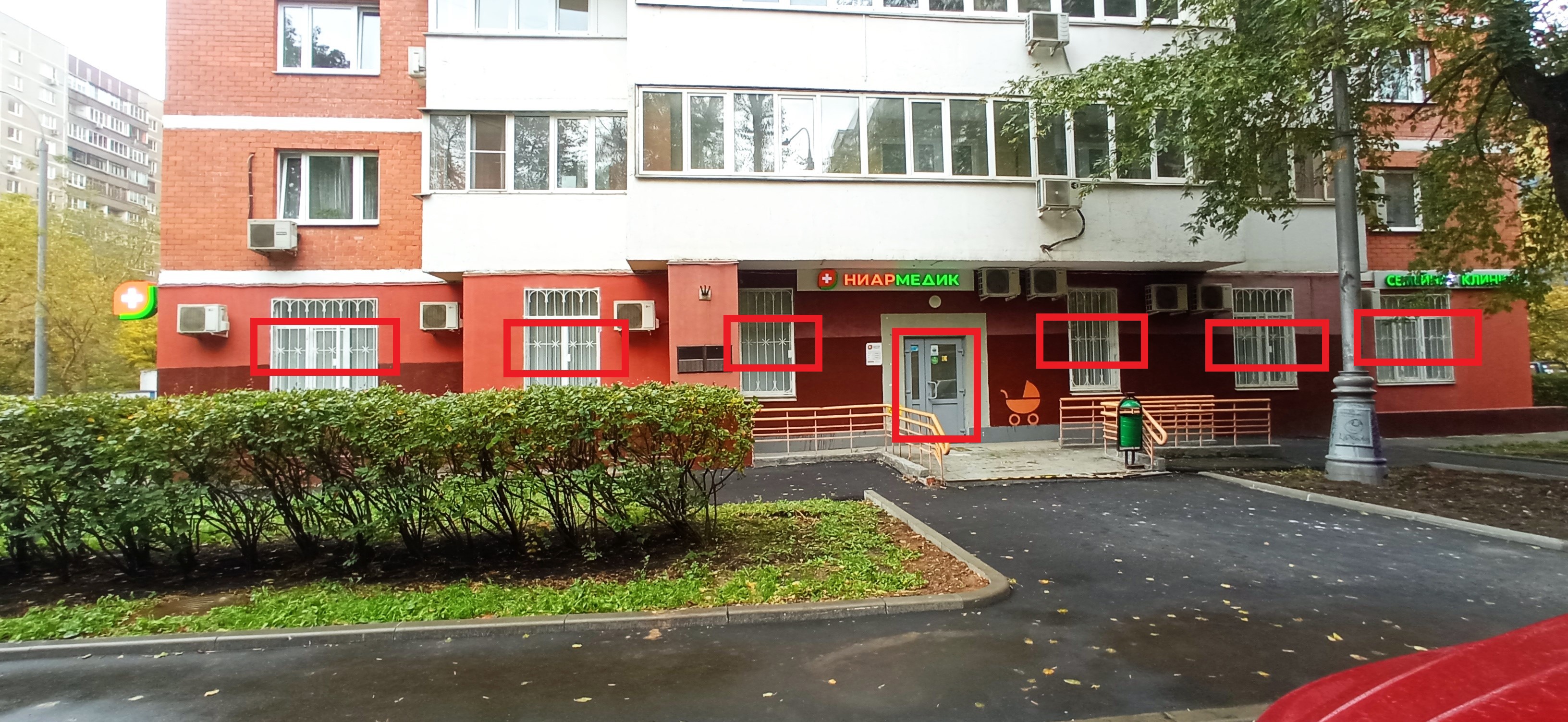 ГП15740862.Нежилое помещение.Фасад здания с выделенными окнами реализуемого объекта.jpg