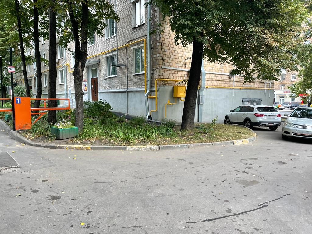 ГП16932274.Машино-место.Фасад здания с выделенными окнами реализуемого объекта.jpeg