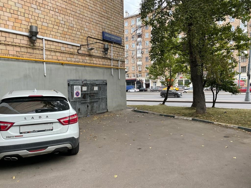 ГП16932274.Машино-место.Фасад здания с выделенными окнами реализуемого объекта_3.jpeg