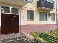 ГП16936833.Нежилое помещение.Фасад здания с выделенными окнами реализуемого объекта_2.jpg