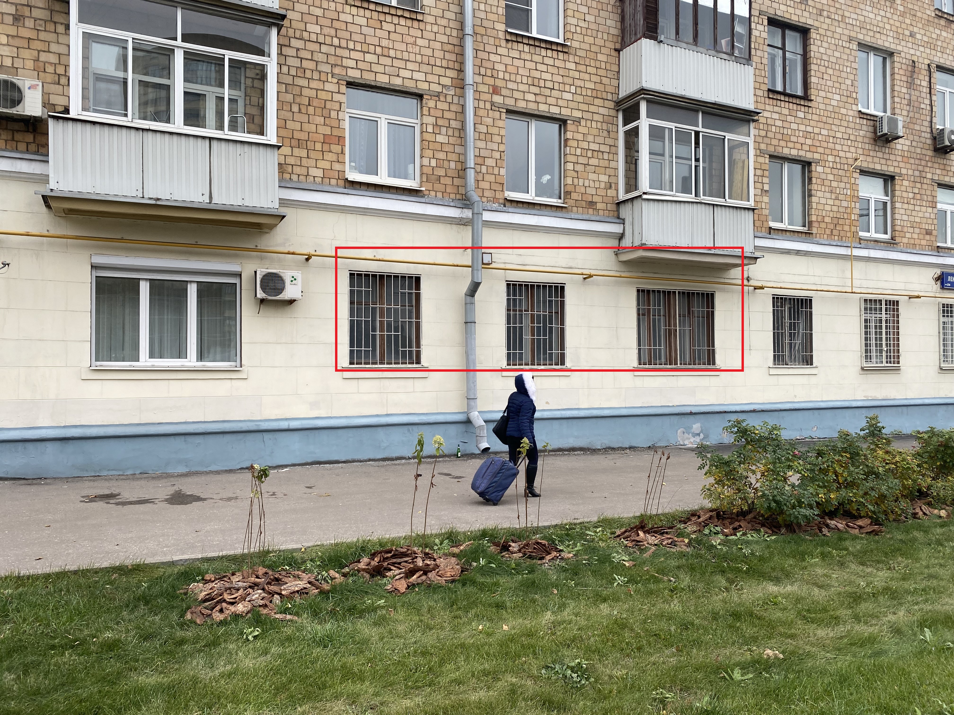ГП16938590.Нежилое помещение.Фасад здания с выделенными окнами реализуемого объекта_2.jpg