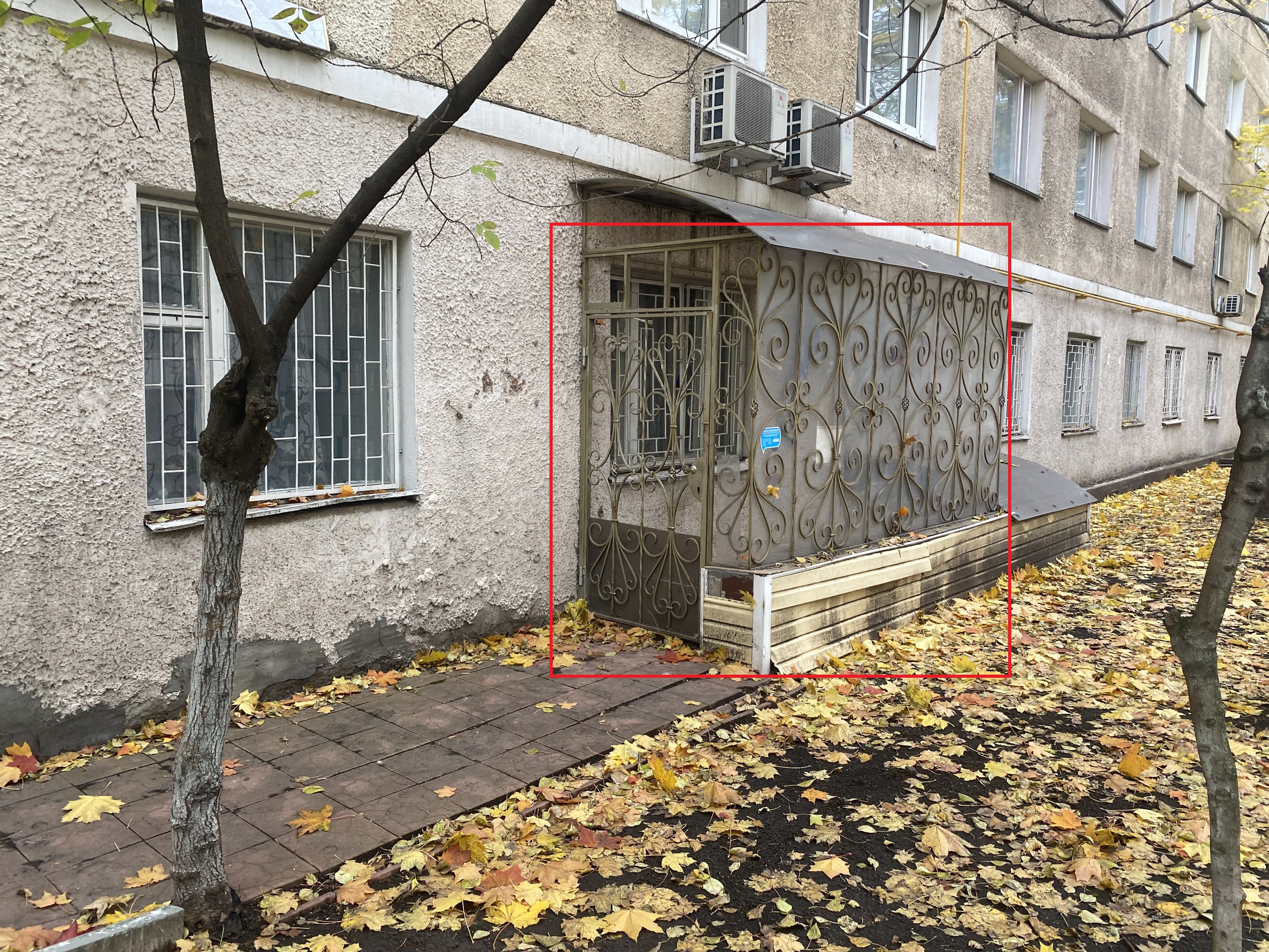 ГП16937277.Нежилое помещение.Фасад здания с выделенными окнами реализуемого объекта.jpg