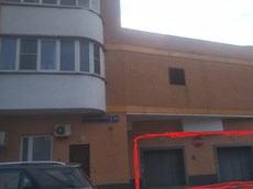 ГП16869318.Нежилое помещение.Фасад здания с выделенными окнами реализуемого объекта.jpeg