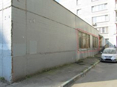 ГП16932443.Нежилое помещение.Фасад здания с выделенными окнами реализуемого объекта_3.JPG