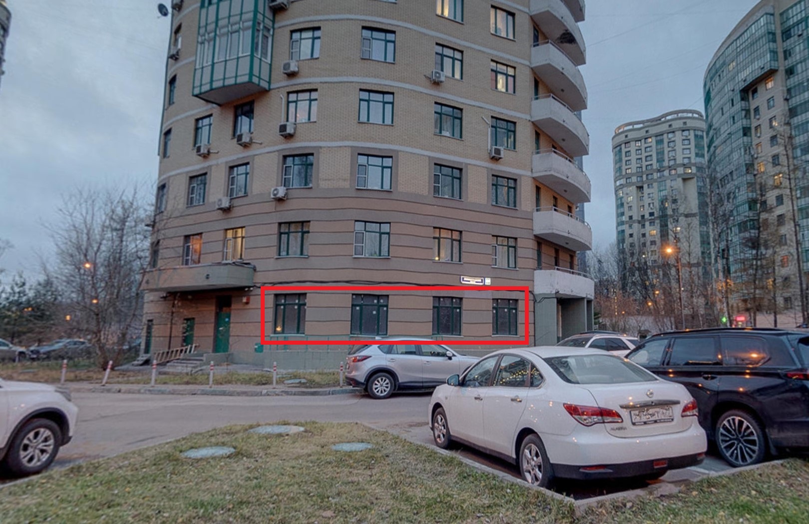 ГП16933936.Нежилое помещение.Фасад здания с выделенными окнами реализуемого объекта.jpg