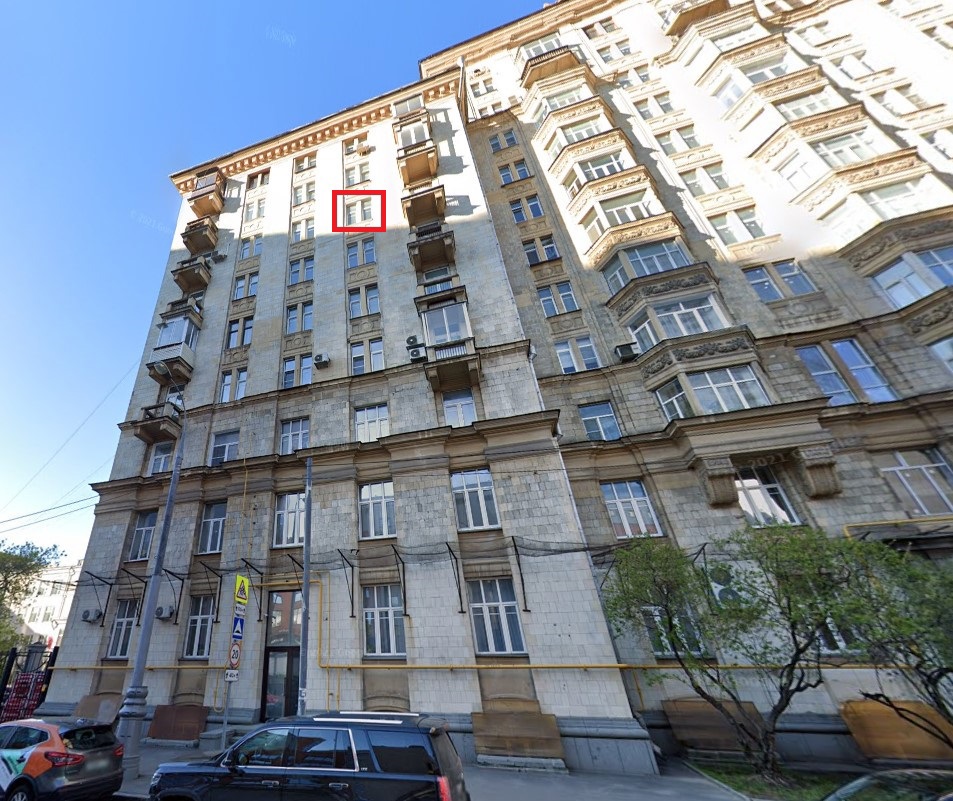 ГП16941143.Комната.Фасад здания с выделенными окнами реализуемого объекта.jpg