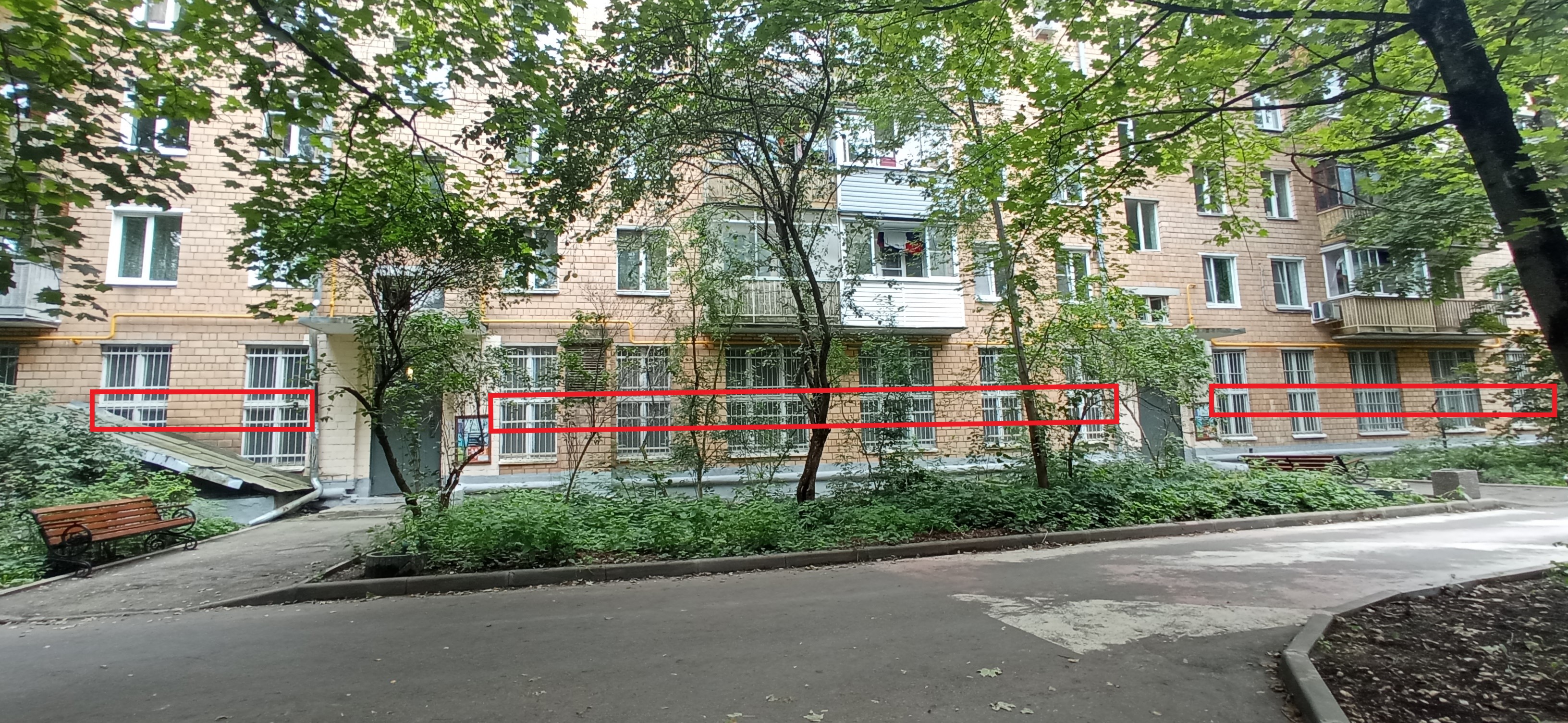 ГП16836387.Нежилое помещение.Фасад здания с выделенными окнами реализуемого объекта.jpg