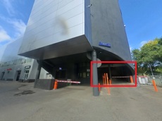 ГП16936040.Нежилое помещение.Фасад здания с выделенными окнами реализуемого объекта.jpg