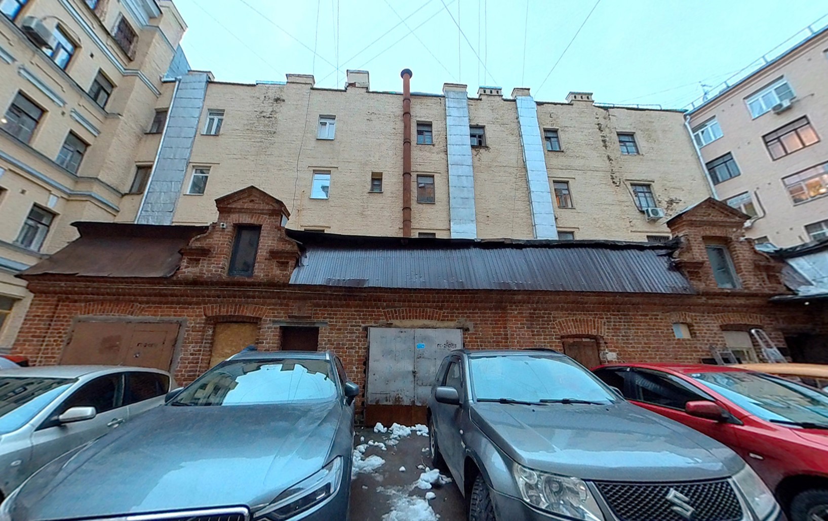 ГП16936394.Нежилое помещение.Фасад здания с выделенными окнами реализуемого объекта.jpg
