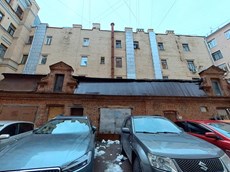 ГП16936394.Нежилое помещение.Фасад здания с выделенными окнами реализуемого объекта.jpg