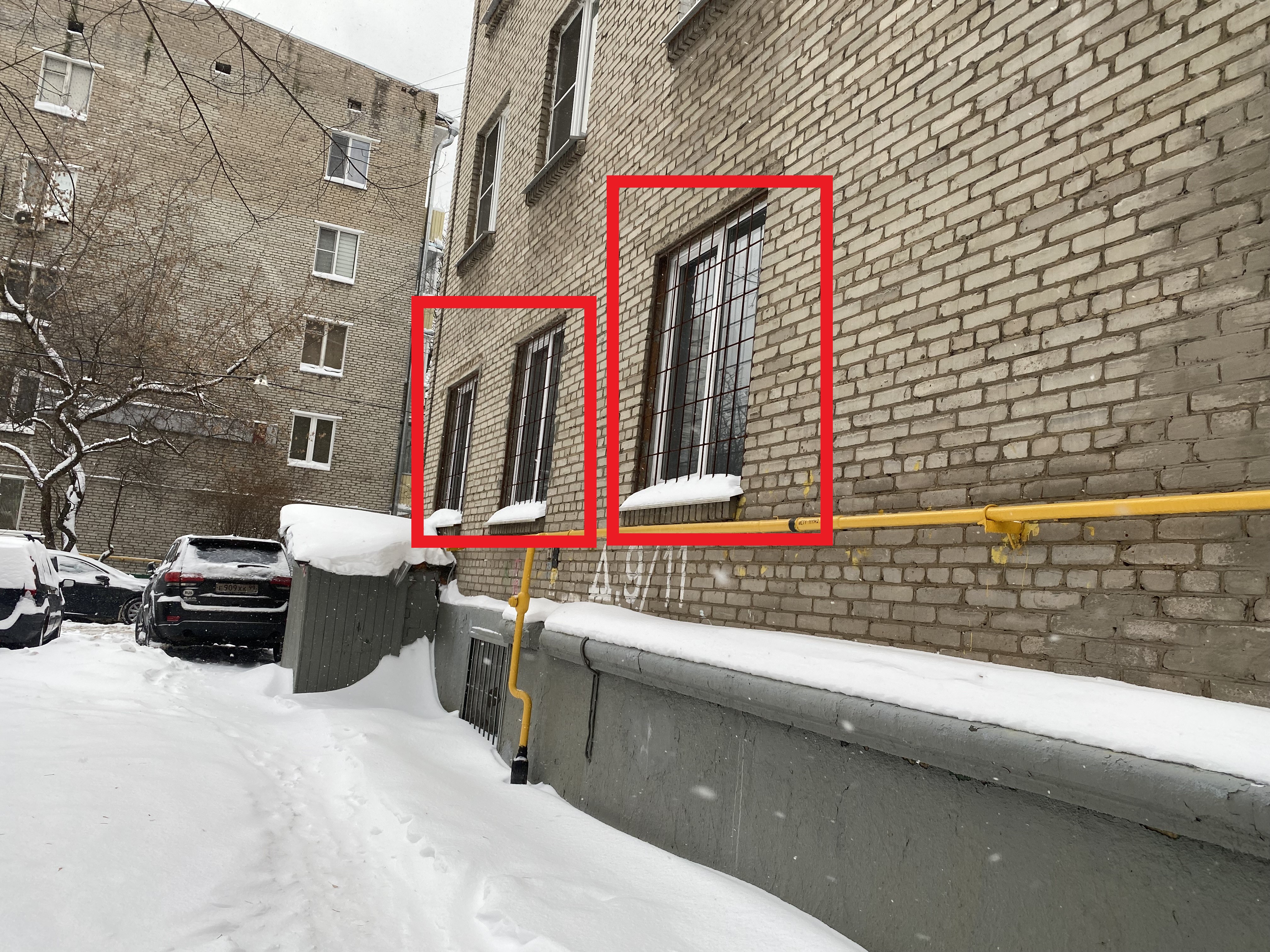 ГП16842324.Нежилое помещение.Фасад здания с выделенными окнами реализуемого объекта_2.jpg