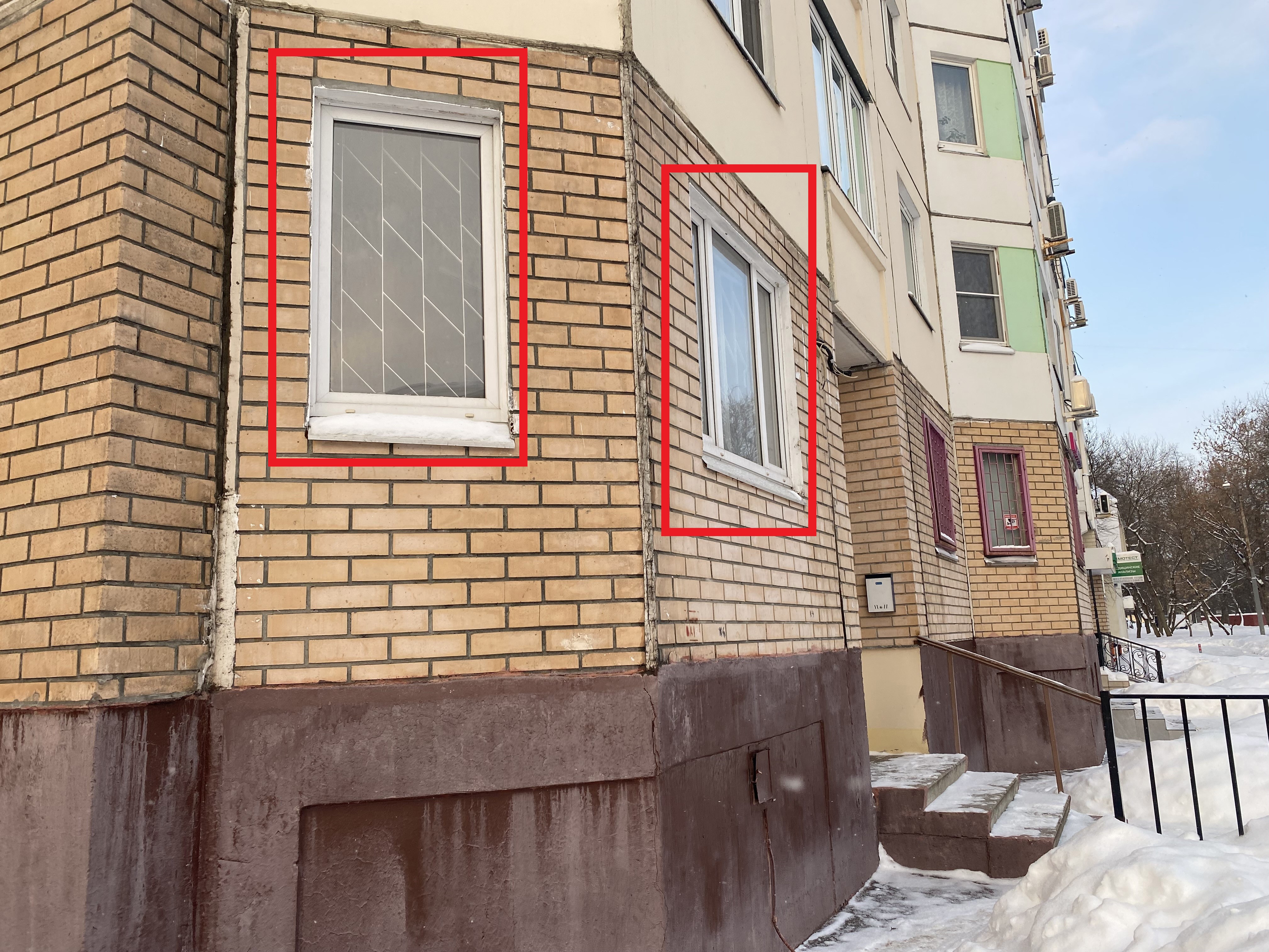 ГП16940553.Нежилое помещение.Фасад здания с выделенными окнами реализуемого объекта_2.jpg