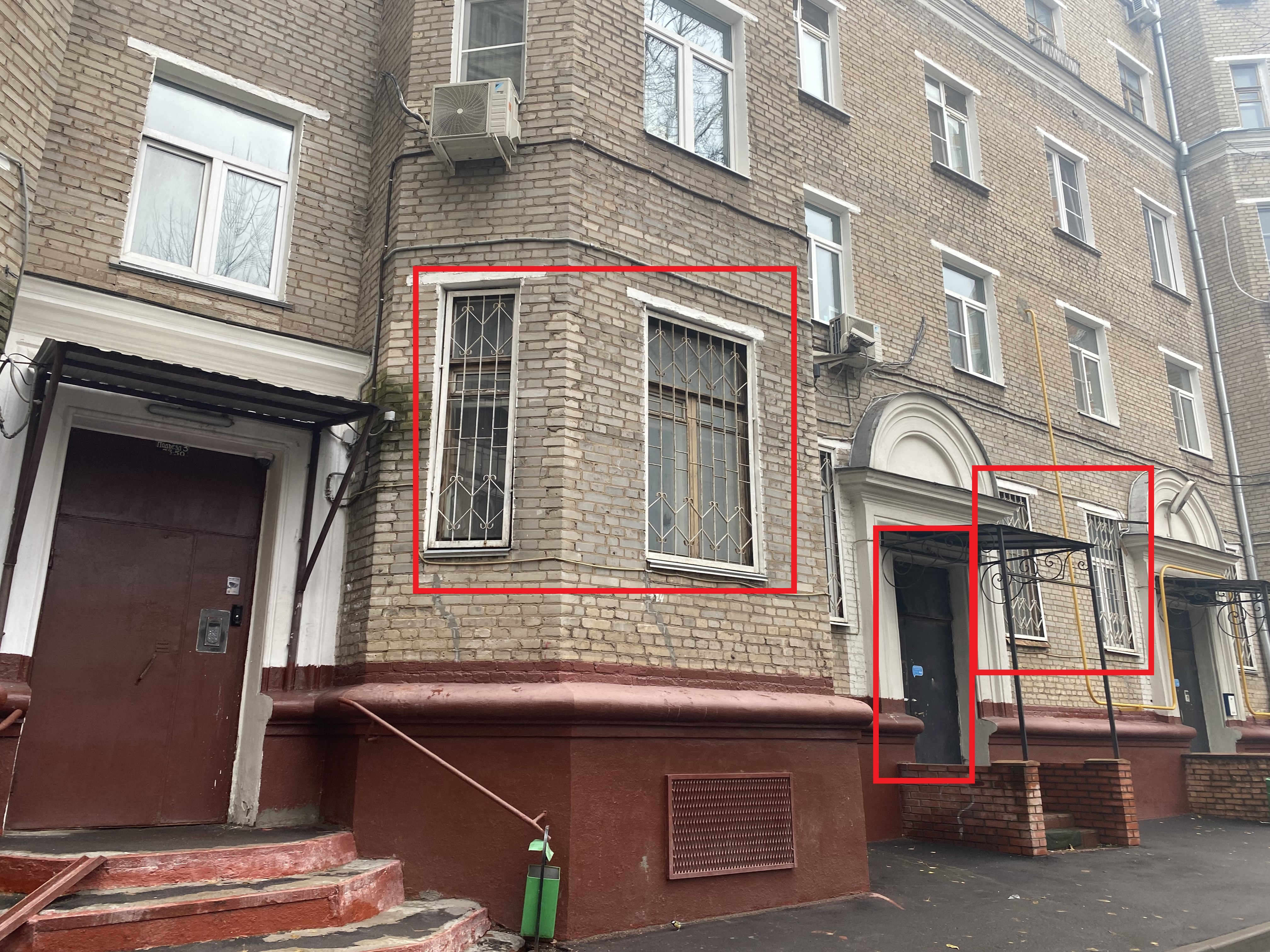 ГП16937362.Нежилое помещение.Фасад здания с выделенными окнами реализуемого объекта_2.jpg