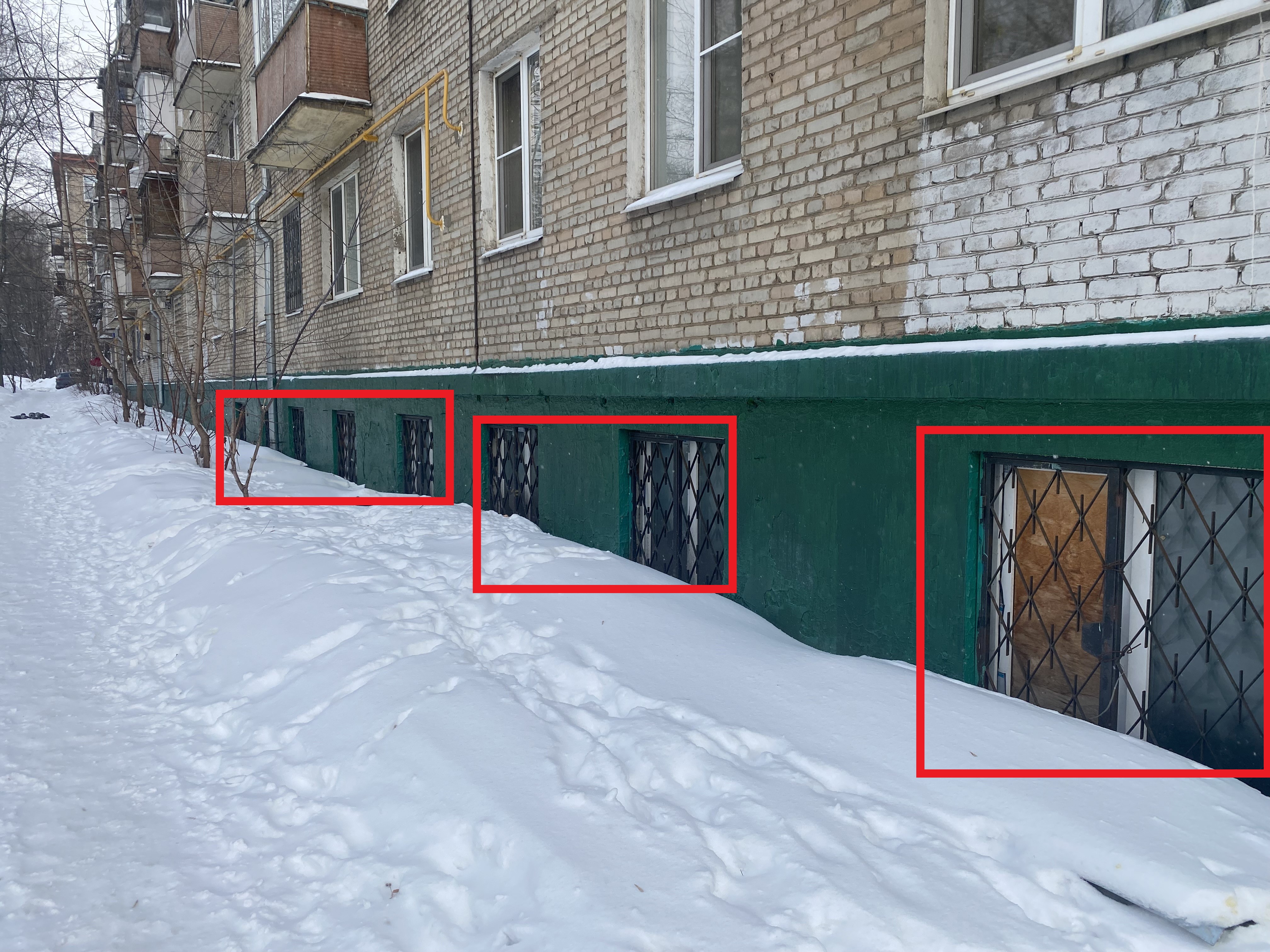 ГП16943316.Нежилое помещение.Фасад здания с выделенными окнами реализуемого объекта_2.jpg