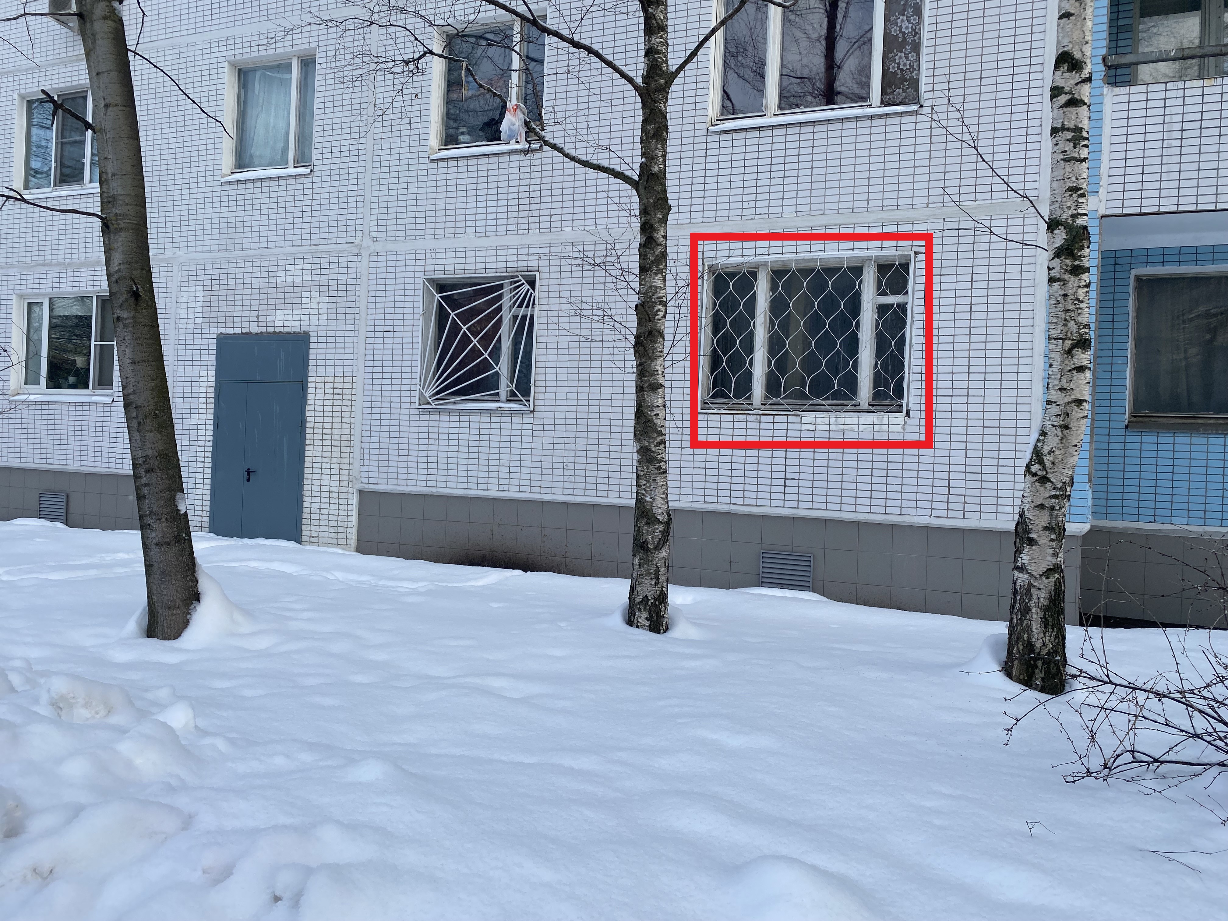 ГП16941237.Нежилое помещение.Фасад здания с выделенными окнами реализуемого объекта.jpg