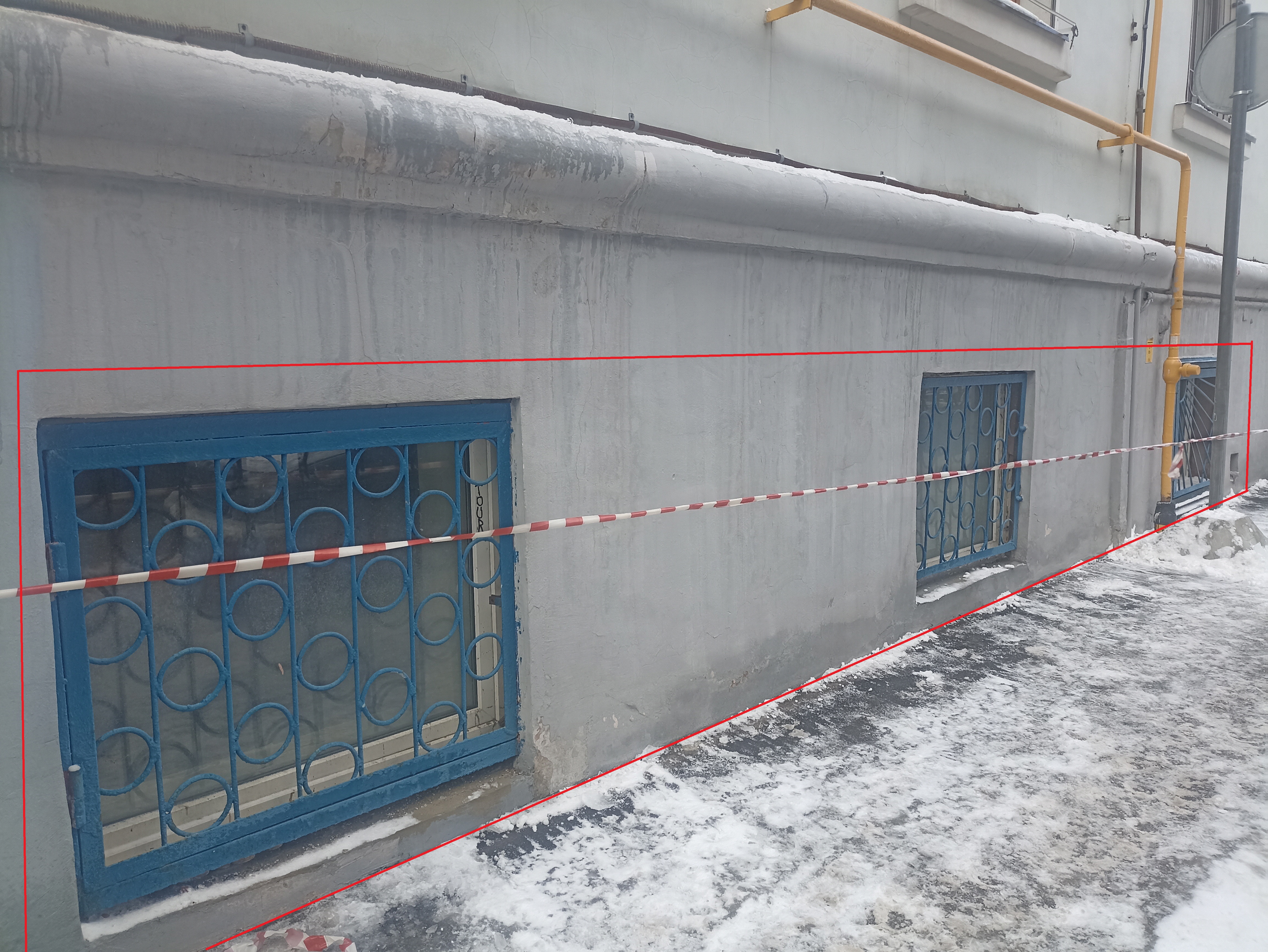 ГП16945806.Нежилое помещение.Фасад здания с выделенными окнами реализуемого объекта_2.jpg