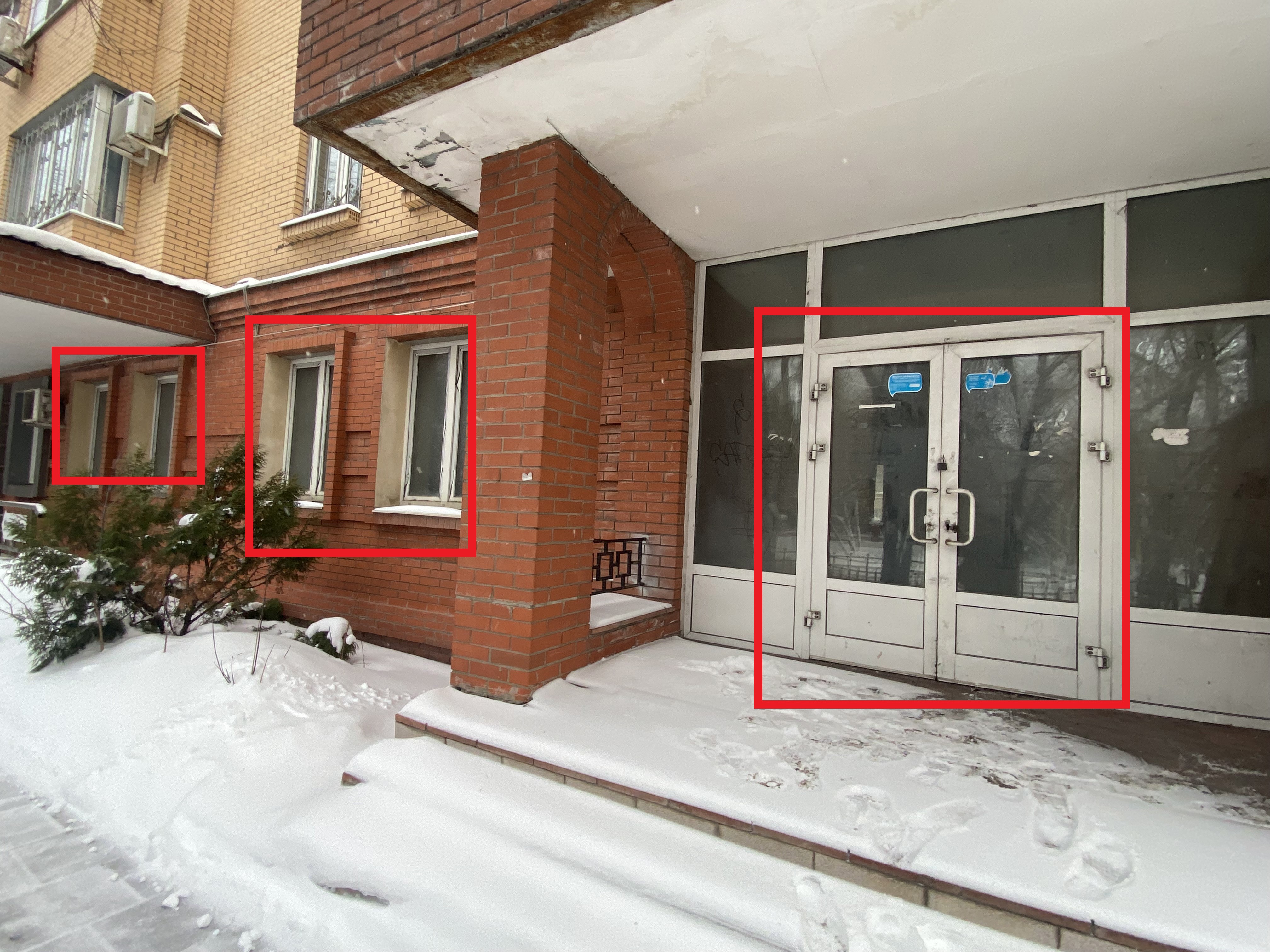 ГП16943005.Нежилое помещение.Фасад здания с выделенными окнами реализуемого объекта.jpg