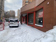 ГП16942993.Нежилое помещение.Фасад здания с выделенными окнами реализуемого объекта.jpg