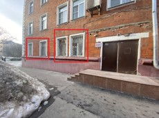 ГП16946388.Нежилое помещение.Фасад здания с выделенными окнами реализуемого объекта_2.jpg