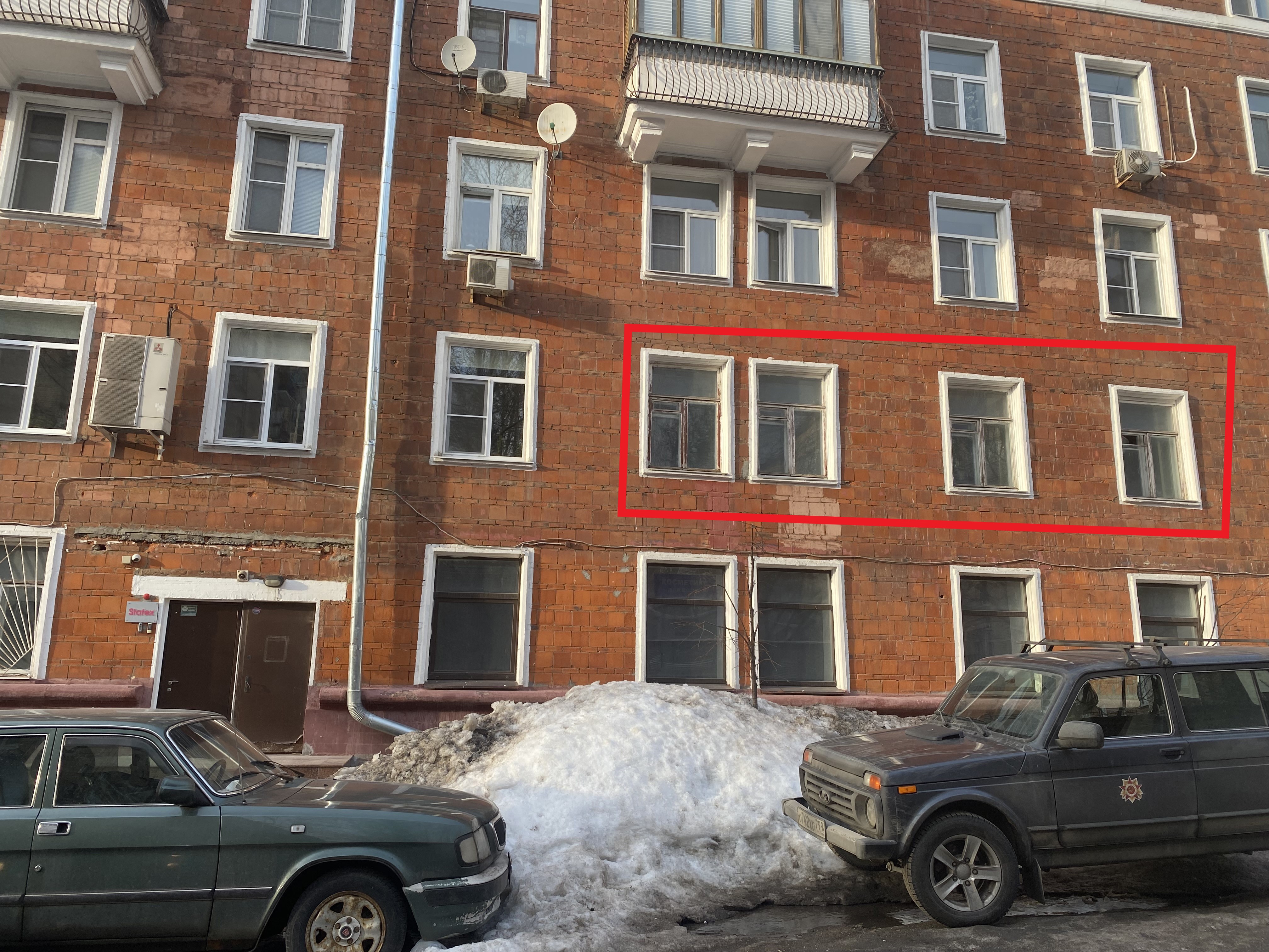 ГП16946388.Нежилое помещение.Фасад здания с выделенными окнами реализуемого объекта_3.jpg