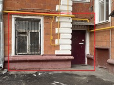 ГП16946388.Нежилое помещение.Фасад здания с выделенными окнами реализуемого объекта.jpg