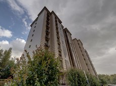 ГП16915403.Нежилое помещение.Фасад здания с выделенными окнами реализуемого объекта.jpg