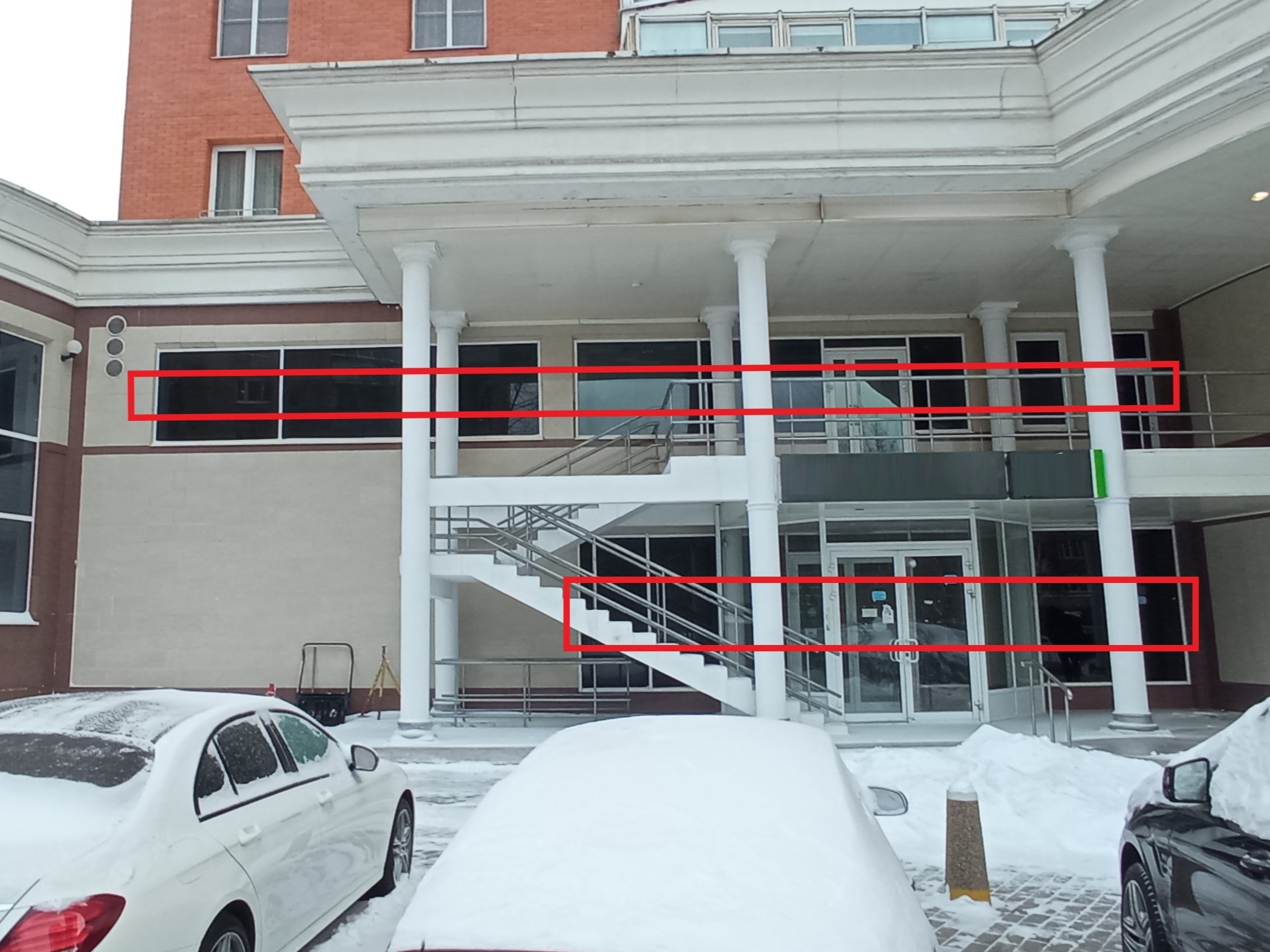ГП16927216.Нежилое помещение.Фасад здания с выделенными окнами реализуемого объекта_2.jpg