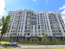 ГП16916013.Машино-место.Фасад здания с выделенными окнами реализуемого объекта.jpg