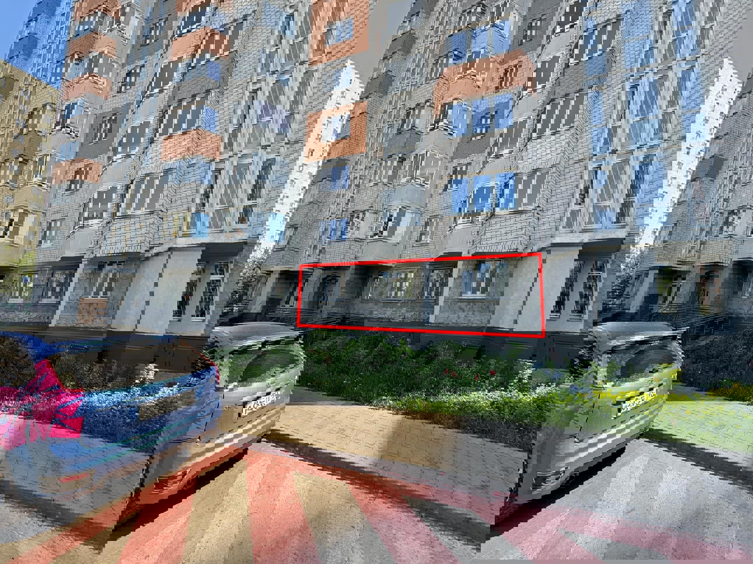 ГП16945605.Нежилое помещение.Фасад здания с выделенными окнами реализуемого объекта.jpg