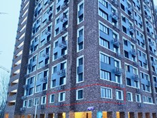 ГП16951063.Квартира.Фасад здания с выделенными окнами реализуемого объекта.jpg